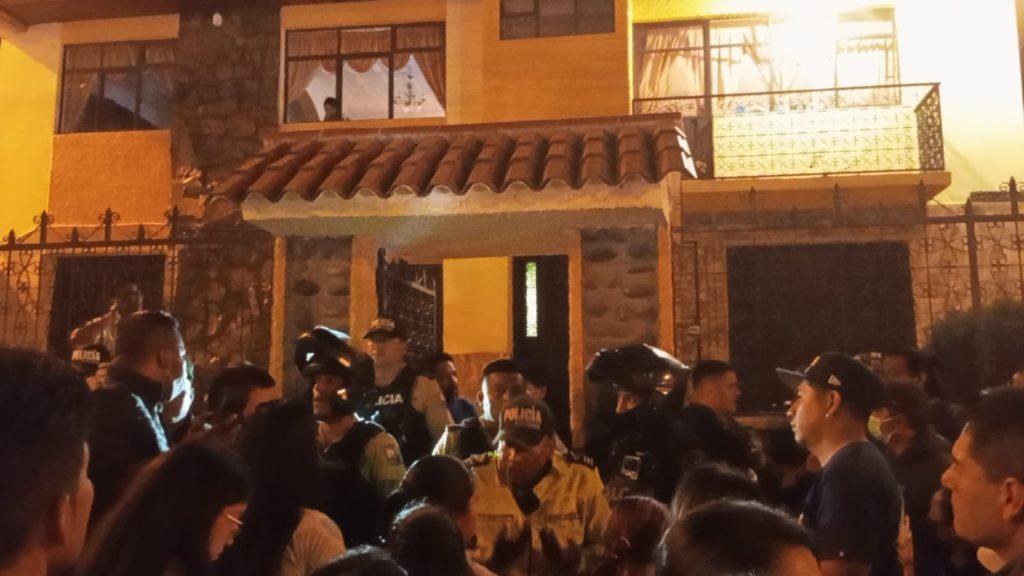 Padres rodean vivienda en Cuenca tras alerta sobre profesor abusador