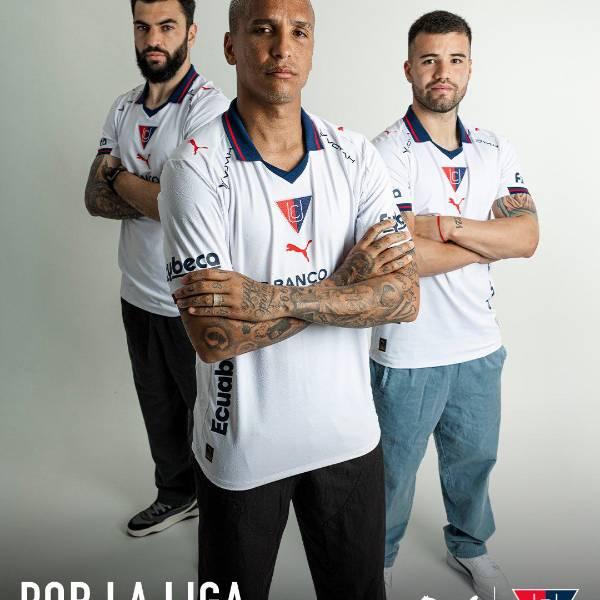 Liga de Quito presenta camiseta por sus 108 años