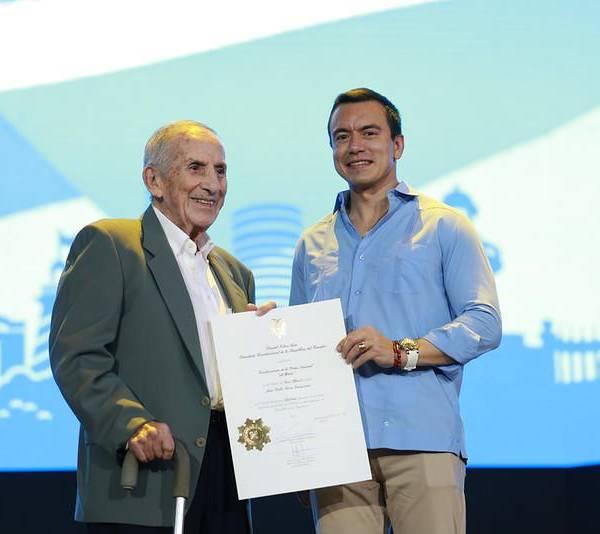 Daniel Noboa destaca a Juan Tanca Campozano por su labor médica featuring Solca